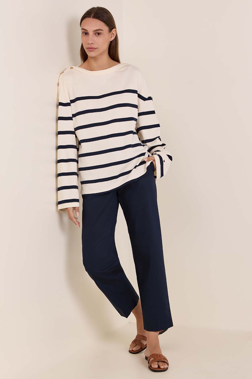 חולצת טי עם כפתורים זהובים